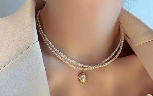 8月1日，外發(fā)手工領(lǐng)回家做，開(kāi)飾品加工廠，在家做手工副業(yè)掙錢(qián)，在手工之家,靈活就業(yè)、創(chuàng)業(yè)都可以，圖為串珠米珠繡手工產(chǎn)品剪影