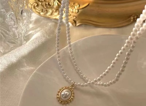 8月1日，外發(fā)手工領(lǐng)回家做，開(kāi)飾品加工廠，在家做手工副業(yè)掙錢(qián)，在手工之家,靈活就業(yè)、創(chuàng)業(yè)都可以，圖為串珠米珠繡手工產(chǎn)品剪影