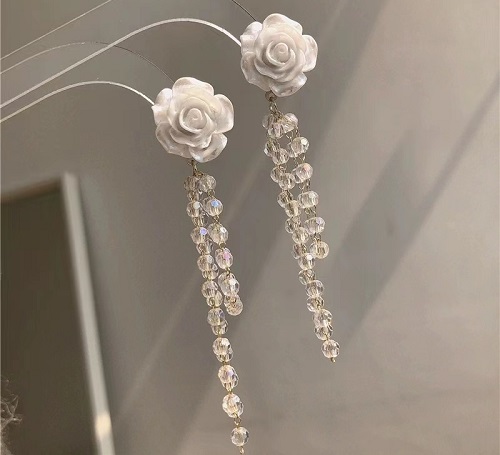 8月3日，手工活兼職可帶回家，手工靈活就業(yè)的好副業(yè)，開飾品加工廠，在手工之家，用手工收入詮釋對家庭和手工的愛與責任，圖為串珠米珠繡手工產(chǎn)品剪影