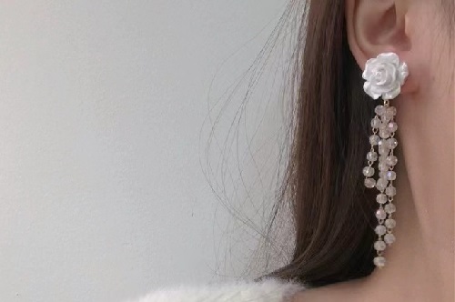 8月3日，手工活兼職可帶回家，手工靈活就業(yè)的好副業(yè)，開飾品加工廠，在手工之家，用手工收入詮釋對家庭和手工的愛與責任，圖為串珠米珠繡手工產(chǎn)品剪影