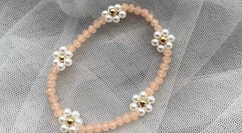 8月5日，附近有沒有兼職手工活, 外發(fā)加工接單平臺正規(guī)可靠，開飾品加工廠，農(nóng)村手工加工副業(yè)靈活就業(yè)，在手工之家，外發(fā)加工始終是重要板塊，圖為串珠米珠繡手工產(chǎn)品剪影