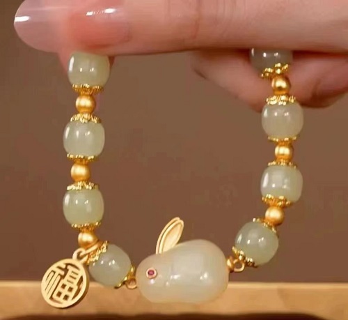 8月6日，手工兼職在家做是真的嗎？在家可以做的兼職工作，開飾品加工廠，正規(guī)手工活外發(fā)加工網(wǎng)副業(yè)，在手工之家，銷售好，才能一直有活兒做，圖為串珠純手工手鏈產(chǎn)品剪影