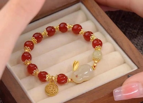 8月6日，手工兼職在家做是真的嗎？在家可以做的兼職工作，開飾品加工廠，正規(guī)手工活外發(fā)加工網(wǎng)副業(yè)，在手工之家，銷售好，才能一直有活兒做，圖為串珠純手工手鏈產(chǎn)品剪影