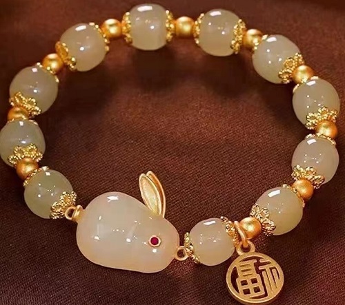 8月6日，手工兼職在家做是真的嗎？在家可以做的兼職工作，開飾品加工廠，正規(guī)手工活外發(fā)加工網(wǎng)副業(yè)，在手工之家，銷售好，才能一直有活兒做，圖為串珠純手工手鏈產(chǎn)品剪影