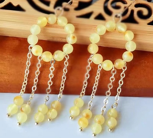 8月7日，手工兼職的正規(guī)網(wǎng)站，手工活外發(fā)加工正規(guī)廠家，開飾品加工廠，在家做的手工靈活就業(yè)，手工之家的創(chuàng)新對手工發(fā)展的重要性，圖為串珠米珠繡手工產品剪影