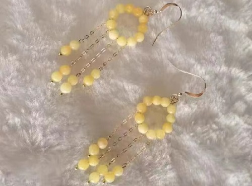 8月7日，手工兼職的正規(guī)網(wǎng)站，手工活外發(fā)加工正規(guī)廠家，開飾品加工廠，在家做的手工靈活就業(yè)，手工之家的創(chuàng)新對手工發(fā)展的重要性，圖為串珠米珠繡手工產品剪影