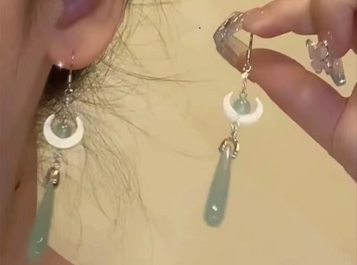 8月9日，手工活外發(fā)加工正規(guī)的廠家，在家做的手工靈活就業(yè)，開飾品加工廠，在手工之家，時間＋汗水才有好收獲，圖為串珠米珠繡手工產(chǎn)品剪影