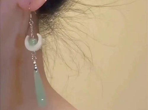 8月9日，手工活外發(fā)加工正規(guī)的廠家，在家做的手工靈活就業(yè)，開飾品加工廠，在手工之家，時間＋汗水才有好收獲，圖為串珠米珠繡手工產(chǎn)品剪影