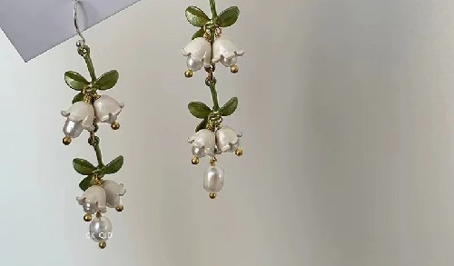 8月10日，手工活外發(fā)加工正規(guī)廠家直接發(fā)貨，手工靈活就業(yè)好選擇，開飾品加工廠，在手工之家,什么人收入更好？圖為飾品類串珠手工產(chǎn)品剪影