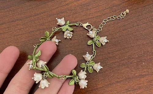 8月10日，手工活外發(fā)加工正規(guī)廠家直接發(fā)貨，手工靈活就業(yè)好選擇，開飾品加工廠，在手工之家,什么人收入更好？圖為飾品類串珠手工產(chǎn)品剪影