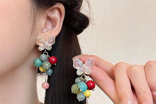 8月11日，在家怎么接手工活掙錢，在家做兼職的正規(guī)平臺，與家人一起掙錢的副業(yè)，開飾品加工廠，喜歡串珠手工，因為手工之家在這些方面做的好，圖為串珠米珠繡手工產(chǎn)品剪影