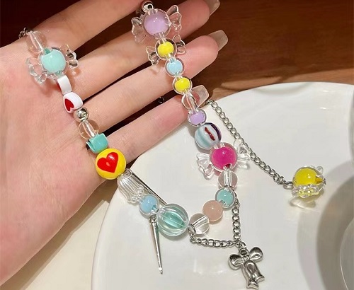 8月11日，在家怎么接手工活掙錢，在家做兼職的正規(guī)平臺，與家人一起掙錢的副業(yè)，開飾品加工廠，喜歡串珠手工，因為手工之家在這些方面做的好，圖為串珠米珠繡手工產(chǎn)品剪影