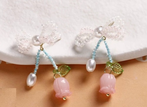 8月13日，兼職手工活可以帶回家做的，在家里做什么可以掙錢，開(kāi)飾品加工廠，與手工之家合作,加工、銷售掙錢都讓人放心，圖為飾品類串珠純手工產(chǎn)品剪影