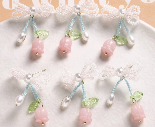 8月13日，兼職手工活可以帶回家做的，在家里做什么可以掙錢，開(kāi)飾品加工廠，與手工之家合作,加工、銷售掙錢都讓人放心，圖為飾品類串珠純手工產(chǎn)品剪影