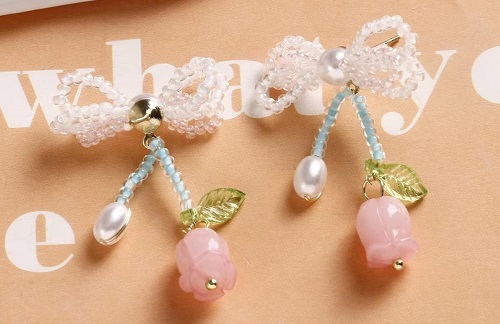 8月13日，兼職手工活可以帶回家做的，在家里做什么可以掙錢，開(kāi)飾品加工廠，與手工之家合作,加工、銷售掙錢都讓人放心，圖為飾品類串珠純手工產(chǎn)品剪影