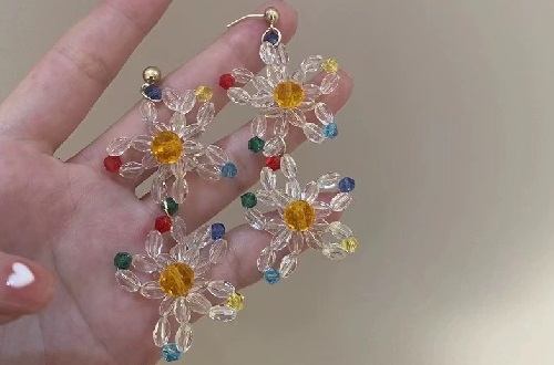 8月14日，手工活接單平臺(tái)，居家靈活就業(yè)好副業(yè)，開飾品加工廠，在手工之家，每一個(gè)合作者都是大家庭的一份子，圖為飾品類串珠純手工產(chǎn)品剪影