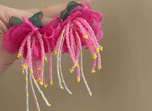 8月15日，在家做的手工活正規(guī)平臺(tái)，在家可以做的兼職工作，居家靈活就業(yè)好副業(yè)，開飾品加工廠，為了合作共贏，手工之家一直這樣做，圖為串珠米珠繡手工產(chǎn)品剪影