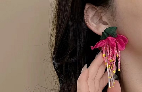 8月15日，在家做的手工活正規(guī)平臺(tái)，在家可以做的兼職工作，居家靈活就業(yè)好副業(yè)，開飾品加工廠，為了合作共贏，手工之家一直這樣做，圖為串珠米珠繡手工產(chǎn)品剪影