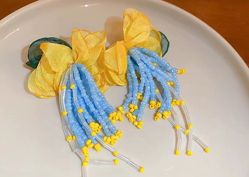 8月15日，在家做的手工活正規(guī)平臺(tái)，在家可以做的兼職工作，居家靈活就業(yè)好副業(yè)，開飾品加工廠，為了合作共贏，手工之家一直這樣做，圖為串珠米珠繡手工產(chǎn)品剪影