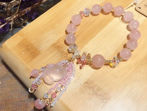 8月16日，靠譜手工兼職平臺(tái)，在家兼職平臺(tái)正規(guī)的日結(jié)手工有沒有，在家手工掙錢，開飾品加工廠，在手工之家，良好的合作離不開服務(wù)作支撐，圖為串珠米珠繡手工產(chǎn)品剪影