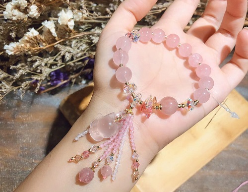 8月16日，靠譜手工兼職平臺(tái)，在家兼職平臺(tái)正規(guī)的日結(jié)手工有沒有，在家手工掙錢，開飾品加工廠，在手工之家，良好的合作離不開服務(wù)作支撐，圖為串珠米珠繡手工產(chǎn)品剪影