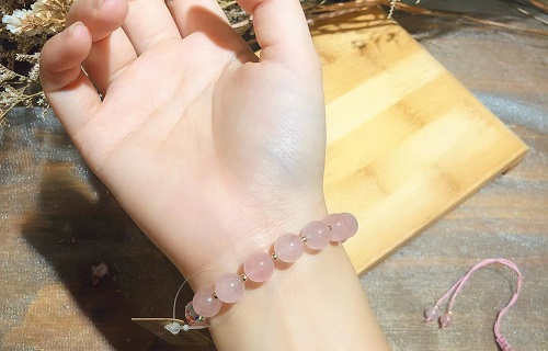 8月16日，靠譜手工兼職平臺(tái)，在家兼職平臺(tái)正規(guī)的日結(jié)手工有沒有，在家手工掙錢，開飾品加工廠，在手工之家，良好的合作離不開服務(wù)作支撐，圖為串珠米珠繡手工產(chǎn)品剪影