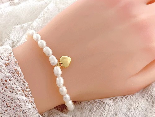 8月17日，在家能做的兼職正規(guī)，拿回家做的手工項(xiàng)目，掙錢(qián)的副業(yè)，開(kāi)飾品加工廠，在手工之家，合作就要長(zhǎng)久融洽，圖為飾品類串珠手工產(chǎn)品剪影