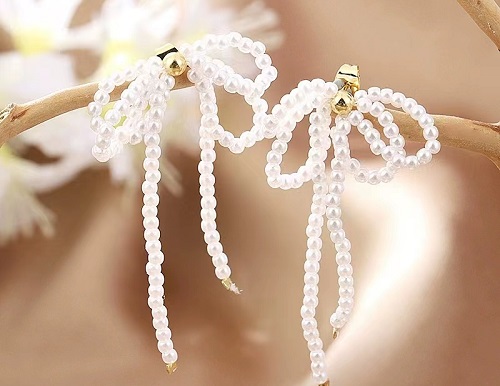 8月18日，外發(fā)手工活正規(guī)平臺，兼職手工活外發(fā)加工在家可做，開飾品加工廠，在手工之家，全面了解讓大家信任，圖為串珠米珠繡手工產(chǎn)品剪影