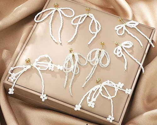 8月18日，外發(fā)手工活正規(guī)平臺，兼職手工活外發(fā)加工在家可做，開飾品加工廠，在手工之家，全面了解讓大家信任，圖為串珠米珠繡手工產(chǎn)品剪影