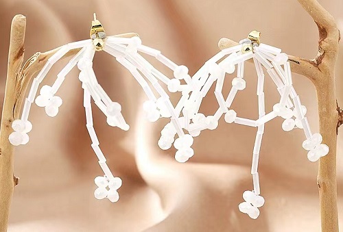 8月18日，外發(fā)手工活正規(guī)平臺，兼職手工活外發(fā)加工在家可做，開飾品加工廠，在手工之家，全面了解讓大家信任，圖為串珠米珠繡手工產(chǎn)品剪影