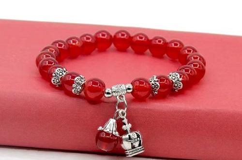 8月19日，在家可以做的兼職工作，在家手工靈活就業(yè)，開飾品加工廠，串珠手工是手工之家和大家共同的事業(yè)，圖為飾品類串珠手工產(chǎn)品剪影