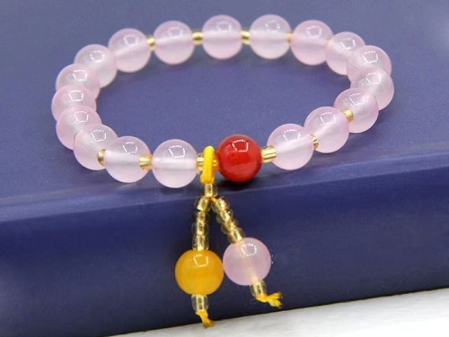 8月19日，在家可以做的兼職工作，在家手工靈活就業(yè)，開飾品加工廠，串珠手工是手工之家和大家共同的事業(yè)，圖為飾品類串珠手工產(chǎn)品剪影