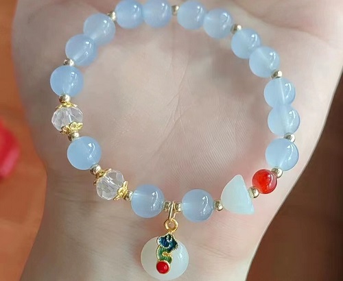 8月20日，兼職手工活可以帶回家做的，居家靈活就業(yè)好副業(yè)，開飾品加工廠，長期穩(wěn)定,在手工之家就是實力，圖為飾品類串珠手工產(chǎn)品剪影