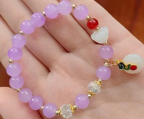 8月20日，兼職手工活可以帶回家做的，居家靈活就業(yè)好副業(yè)，開飾品加工廠，長期穩(wěn)定,在手工之家就是實力，圖為飾品類串珠手工產(chǎn)品剪影