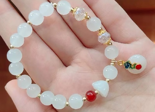 8月20日，兼職手工活可以帶回家做的，居家靈活就業(yè)好副業(yè)，開飾品加工廠，長期穩(wěn)定,在手工之家就是實力，圖為飾品類串珠手工產(chǎn)品剪影