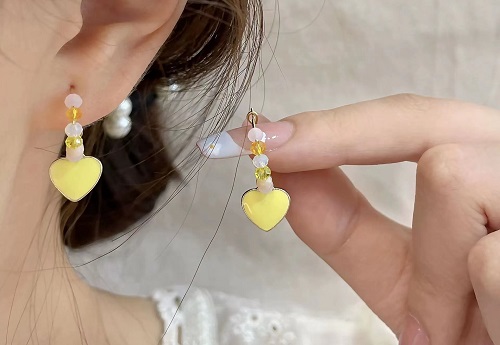 8月21日，在家兼職手工活，靈活就業(yè)創(chuàng)業(yè)手工副業(yè)，開飾品加工廠，在家做手工項目這些要求要達到，圖為串珠米珠繡手工產(chǎn)品剪影