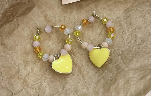 8月21日，在家兼職手工活，靈活就業(yè)創(chuàng)業(yè)手工副業(yè)，開飾品加工廠，在家做手工項目這些要求要達到，圖為串珠米珠繡手工產(chǎn)品剪影