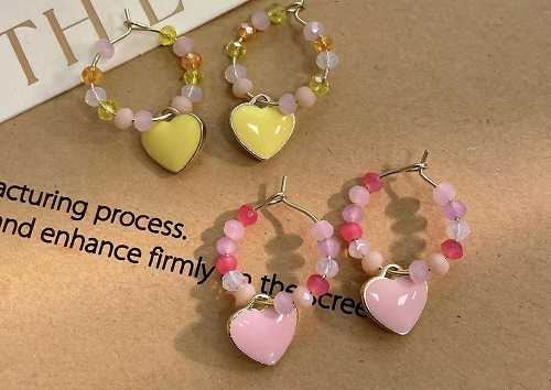 8月21日，在家兼職手工活，靈活就業(yè)創(chuàng)業(yè)手工副業(yè)，開飾品加工廠，在家做手工項目這些要求要達到，圖為串珠米珠繡手工產(chǎn)品剪影