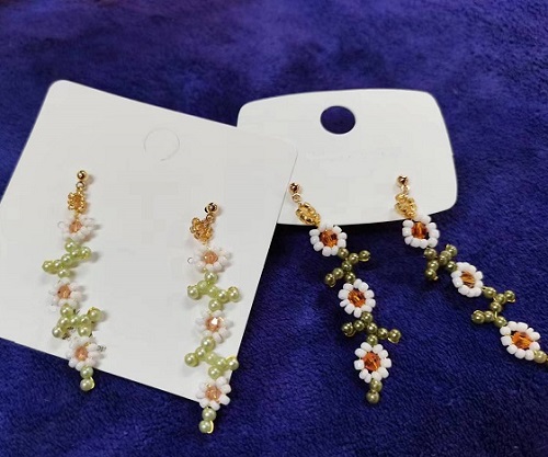 8月22日，附近有沒有兼職手工活，在家做的手工副業(yè)，開飾品加工廠，在手工之家，行動永遠是成功的必選項，圖為飾品類串珠手工產(chǎn)品剪影