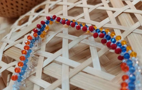 8月23日，外發(fā)加工接單平臺(tái)，靈活就業(yè)好手工項(xiàng)目，開(kāi)飾品加工廠，越來(lái)越多人選擇手工之家的原因，圖為串珠米珠繡手工產(chǎn)品剪影