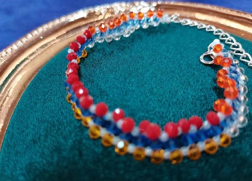 8月23日，外發(fā)加工接單平臺(tái)，靈活就業(yè)好手工項(xiàng)目，開(kāi)飾品加工廠，越來(lái)越多人選擇手工之家的原因，圖為串珠米珠繡手工產(chǎn)品剪影