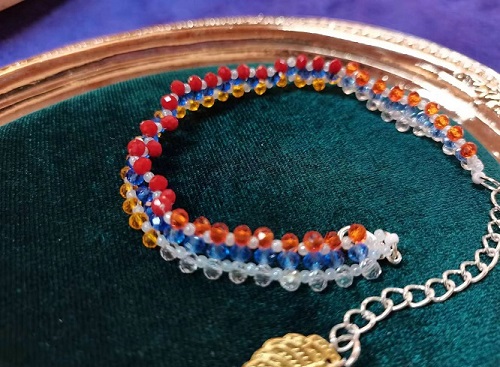 8月23日，外發(fā)加工接單平臺(tái)，靈活就業(yè)好手工項(xiàng)目，開(kāi)飾品加工廠，越來(lái)越多人選擇手工之家的原因，圖為串珠米珠繡手工產(chǎn)品剪影