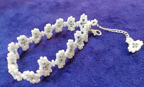 8月24日，在家做的手工活正規(guī)平臺，靈活就業(yè)好選擇，開飾品加工廠，做好這“四心”，在手工之家收入更好，圖為串珠米珠繡手工產品剪影