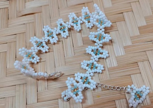 8月24日，在家做的手工活正規(guī)平臺，靈活就業(yè)好選擇，開飾品加工廠，做好這“四心”，在手工之家收入更好，圖為串珠米珠繡手工產品剪影