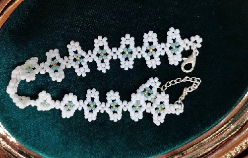 8月24日，在家做的手工活正規(guī)平臺，靈活就業(yè)好選擇，開飾品加工廠，做好這“四心”，在手工之家收入更好，圖為串珠米珠繡手工產品剪影