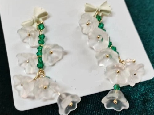 8月25日，手工活兼職是真的嗎？居家專兼職的好副業(yè)，開飾品加工廠，了解選擇手工之家什么途徑更可靠，圖為飾品類串珠手工產(chǎn)品剪影