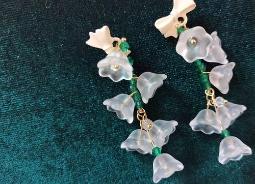 8月25日，手工活兼職是真的嗎？居家專兼職的好副業(yè)，開飾品加工廠，了解選擇手工之家什么途徑更可靠，圖為飾品類串珠手工產(chǎn)品剪影