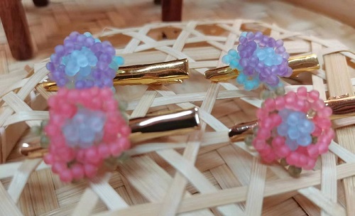 8月26日，在家兼職手工活，帶回家做的手工項(xiàng)目，開(kāi)飾品加工廠，在手工之家，串珠純手工有出身自帶的優(yōu)勢(shì)，圖為串珠米珠繡手工產(chǎn)品剪影