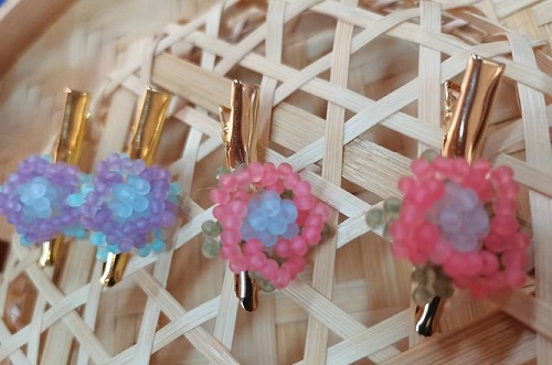 8月26日，在家兼職手工活，帶回家做的手工項(xiàng)目，開(kāi)飾品加工廠，在手工之家，串珠純手工有出身自帶的優(yōu)勢(shì)，圖為串珠米珠繡手工產(chǎn)品剪影