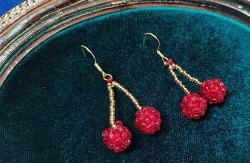 8月27日，手工活外發(fā)一手貨源，靈活就業(yè)居家掙錢，開飾品加工廠，選擇靠譜的手工要看這幾方面，圖為串珠米珠繡手工產(chǎn)品剪影